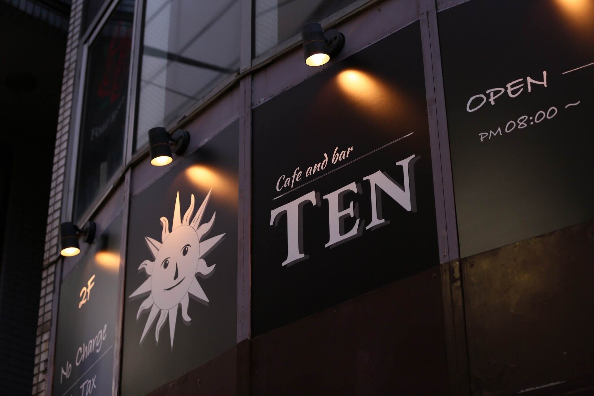 cafe and bar TEN